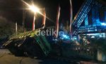 Truk Terguling di Depan Rumah Kapolda Sulselbar