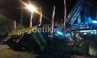 Akibat peristiwa ini, Jl Mappaodang ditutup sementara. Untungnya tidak ada korban dalam peristiwa ini, padahal di saat yang sama sekitar seratusan anggota Polda Sulselbar hendak menyelenggarakan shalat tarawih dan doa bersama, hanya beberapa meter jaraknya dari truk terguling tersebut. ( M Nur Abdurrahman/detikcom).