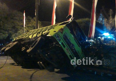 Truk Terguling di Depan Rumah Kapolda Sulselbar