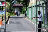 Gerbang menuju kantor PT Adhi Karya dijaga ketat oleh petugas keamanan. Wartawan hanya bisa memantau dari luar gerbang kantor yang beralamat di Jl Pasar Minggu tersebut.