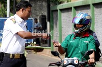 Sejumlah petugas keamanan perusahaan berjaga di gerbang kantor PT Adhi Karya. Semua warga yang melintas diperiksa identitasnya.