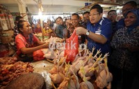 Anas juga sempat membeli sejumlah barang di pasar tersebut.