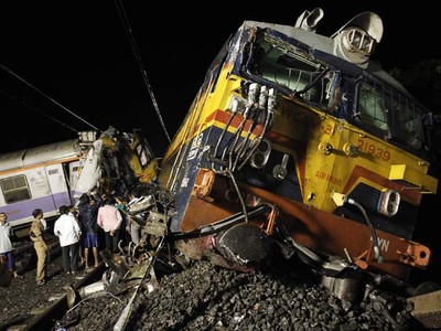 Duarr...Kereta Api Tabrakan, 3 Orang Tewas