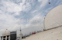 Pekerja bekerja keras membersihkan kubah Masjid Istiqlal berdiameter 45 meter, Jumat (20/7/2012). Masjid bersejarah ini mulai dibangun tahun 1951 dengan arsitek Frederich Silaban, seorang Kristen Protestan.