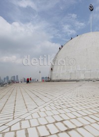 Pada saat hendak membangun, Presiden Soekarno membuat sayembara desain masjid dan yang dipilih adalah rancangan dari Frederich Silaban.
