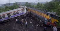 Vidarbha Express dan kereta api lokal bertabrakan di Mumbai. REUTERS/Vivek Prakash.