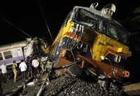 Kedua kereta tergelincir dari rel dan mengalami kerusakan. REUTERS/Vivek Prakash.
