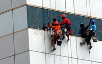 Sejumlah pekerja sedang membersihkan salah gedung tinggi di Jalan Rasuna Said, Jakarta. Ramses/detikcom.