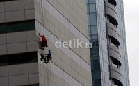 Meski bekerja penuh resiko, namun kebanyakan mereka tidak memiliki asuransi. Ramses/detikcom.