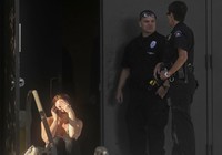 Seorang penonton yang selamat dalam peristiwa tersebut menghubungi keluarganya sambil menangis. Reuters/Evan Semin.