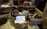Bahan-bahan untuk membuat tenun Flores.