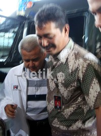 General Manager PT Hardaya Inti Plantation Yani Anshori keluar dari mobil tahanan saat akan menjalani pemeriksaan di Gedung KPK, Jalan Rasuna Said, Jakarta. Ramses/detikcom.