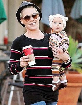 Pink Ajak Bayinya Main Perkusi di Album Baru