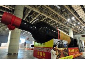 Botol Wine Seberat 3 Ton Hadir di Pameran Wine Internasional Cina