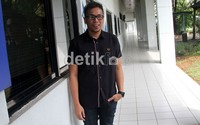 Pelantun Sedang Apa itu berpose saat ditemui usai acara DahSyat, Kebon Jeruk, Jakarta Barat, Jumat (20/7/2012). Gus Mun/detikHOT.