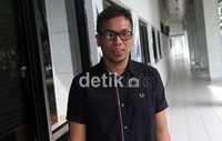 Tampil di DahSyat, Sammy memakai kemeja dan celana hitam. Gus Mun/detikHOT.