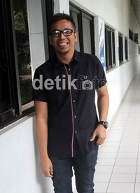 Sammy tampil dengan kemeja, celana, dan jam tangan hitamnya. Gus Mun/detikHOT.
