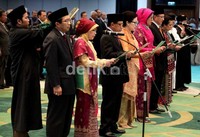 Berikut nama-nama Dewan Komisioner OJK: 1. Muliaman Darmansyah Hadad (Ketua) 2. Nurhaida (Anggota) 3. Firdaus Djaelani (Anggota) 4. Nelson Tampubolon (Anggota) 5. Rahmat Waluyanto (Anggota) 6. Ilya Avianti (Anggota) 7. Kusumaningtuti Sandriharmy Soetiono (Anggota) 8. Halim Alamsyah (Anggota) 9. Anny Ratnawati (Anggota).