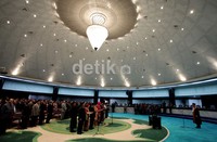 Pelantikan dilakukan oleh Ketua MA Hatta Ali, yang sesuai dengan Surat Keputusan Presiden Nomor 67/P Tahun 2012 tanggal 18 Juli 2012 tentang Pengangkatan dalam Keanggotaan Dewan Komisioner OJK.