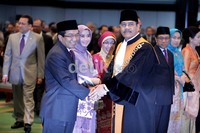 Ketua MA Hatta Ali memberi selamat kepada Muliaman Darmansyah.