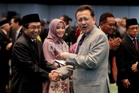 Ketua DPD Irman Gusman tertawa lepas saat memberi selamat kepada OJK ini.