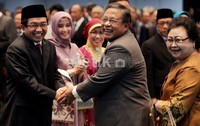 Gubernur Bank Indonesia Darmin Nasution menjabat erat Muliaman Darmansyah.