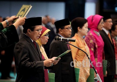 Anggota Otoritas Jasa Keuangan Dilantik MA