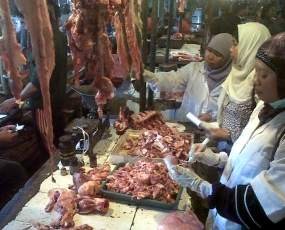 Pedagang Daging di Pasar Larangan Disidak