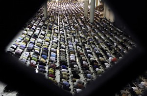 Malam Pertama Ramadan, Ribuan Jamaah Salat Tarawih di Masjid Istiqlal