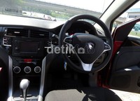 Di kabin, nuansa mewah terjaga dengan pemilihan warna dan bahan yang tepat. Panel indikator yang berdesain futuristik membuat mobil ini tampak modern. (Syubhan Akib/detikOto).