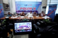 Turut hadir Sekjen asosiasi pedagang pasar se-Indonesia Ngadiran, Pengamat Ekonomi Hendra Saparani, Anggota komisi VI DPR RI, Abdurahman Abdulah, Dirut Perum Bulog, Sutarto Alimoeso, Dir Bahan pokok barang strategis Kemendag Retno Rukmawati.
