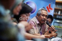 Mereka semua berdiskusi dan berupaya mencari pemecahan masalahnya demi kepentingan warga.