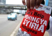 Dalam aksi pengumpulan dana tersebut, mereka juga membawa flyer bertuliskan Lets Help Rohingya Syiria Refugees