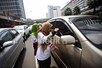 Para wanita berjilbab itu tak kenal lelah dan panas meskipun tengah menjalani ibadah puasa ramadan hari pertama sambil mengumpulkan sumbangan