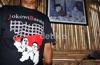 Seorang yang memakai kaos bergambar Jokowi-Ahok sedang berdiri didepan gambar foto presiden Soekarno. (Ramses/detikcom)