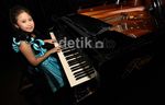 Hebat! Anak Kecil Ini Jelajahi Dunia dengan Piano