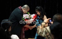 Viona menggelar konser resital piano di Jaya SUprana Performing Arts dengan mengusung tema musik Chopin Mazurkas. Ia pun menerima karangan bunga dari Jaya Suprana.