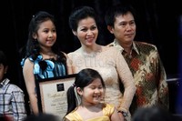 Tak lupa usai acara Viona beserta keluarga berfoto bersama. Tampak rona bahagia terpancarkan dari semua wajah keluarganya.