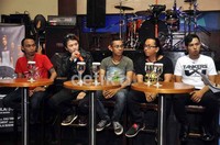 Dengan komposisi Tirta (vokal), Frey (drum), Dimas (bass), Bayu (gitar) dan Noval (gitar).