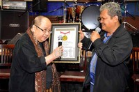 Pihak Marira yang menaungi Cakra menerima penghargaan dari Jaya Suprana selaku pihak Museum Rekor Indonesia