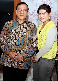 Sang produser wanita cantik itu berfoto bersama mantan ketua umum Partai Golkar dan Ketua DPR itu