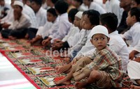 Para anak-anak yatim dan kurang mampu itu dihibur secara langsung oleh Olga dan Raffi Ahmad cs yang tergabung di Pesbukers