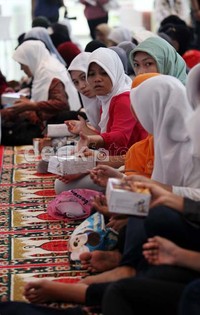 Santunan berupa uang turut serta juga diberikan kepada anak yatim dan kaum dhuafa tersebut.