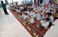 Sebelum masuk ke acara inti, anak-anak dan kaum dhuafa itu diberikan siraman rohani berupa kultum.