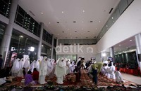 Mereka pun menjalankan ibadah sholat maghrib berjamaah