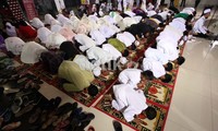 Anak yatim dan kaum dhuafa ini tampak sedang khusyu menjalankan ibadah sholat maghrib berjamaah