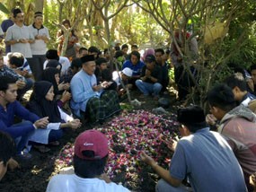 Isak Tangis Kawan Sekolah Iringi Pemakaman Ryan Ramadan