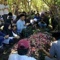 Isak Tangis Kawan Sekolah Iringi Pemakaman Ryan Ramadan