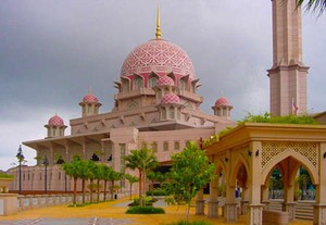 Masjid Putrajaya: Simbol Kemegahan Islam di Negeri Jiran