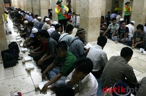 Ribuan Umat Islam Buka Puasa Bersama di Masjid Istiqlal